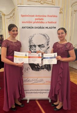 Ema Karafiátová, Isabella Nečasová